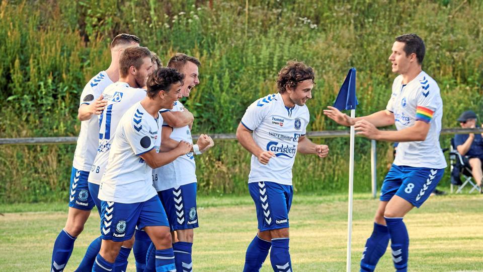 Vejgaard får det svært i kampen mod Jammerbugt, for bredden er ikke, hvad den har været i den nordjyske Danmarksserieklub. Arkivfoto: Henrik Bo