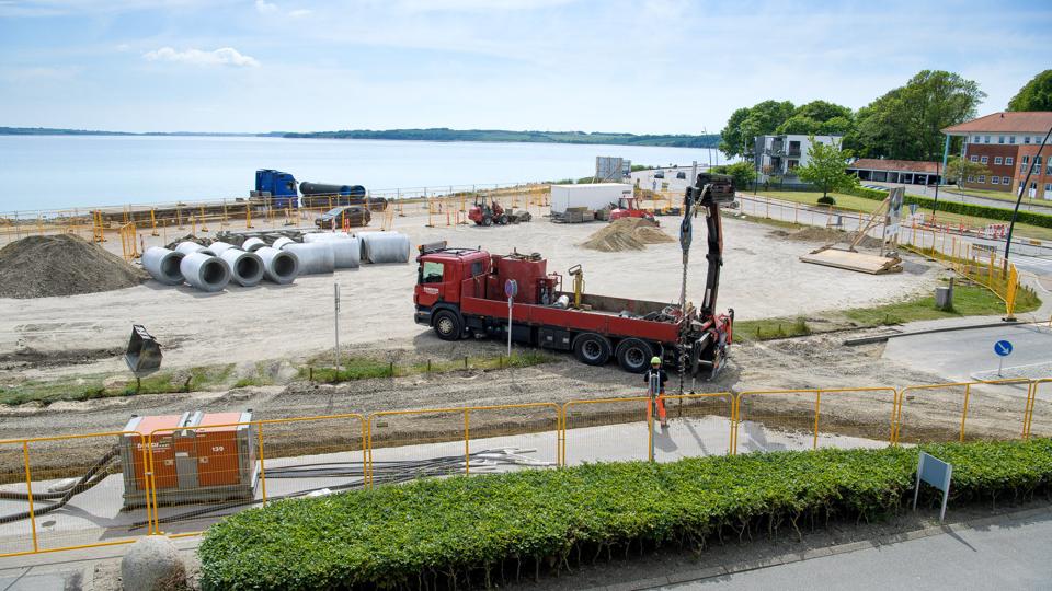Mens Sydhavnsvej er spærret for at en af byens store kloakledninger kan graves ned her, er der etableret en ny vej henover det grusareal, hvor der tidligere var parkeringsplads. Men skiltningen har været mangelfuld, og en del bilister har ikke fundet denne adgangsvej til bl. a. Løveapoteket og behandlerhuset Dokken.