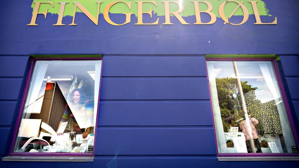 Tina Syssel Weiss, medindehaver af Butik Fingerbøl i Hadsund, har nødtvunget malet butikkens grønne facade over med blå. Foto: Claus Søndberg