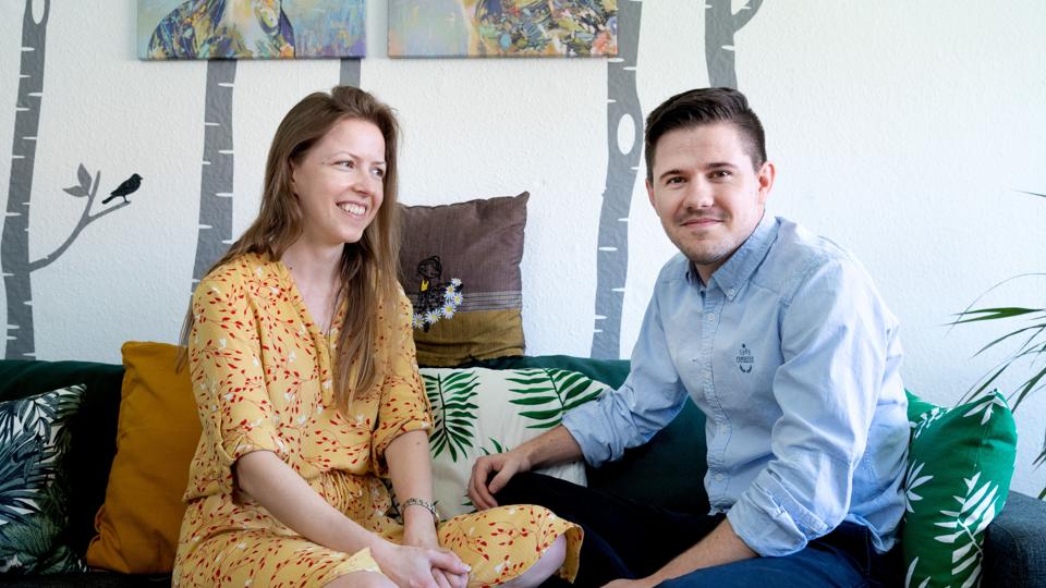 Monika, der er fra Polen, og ægtefællen Narcis er klar til at lægge deres fremtid i Nordjylland. Men helst ikke nordligere end den nuværende adresse i Nørresundby, siger hun. Foto: Torben Hansen