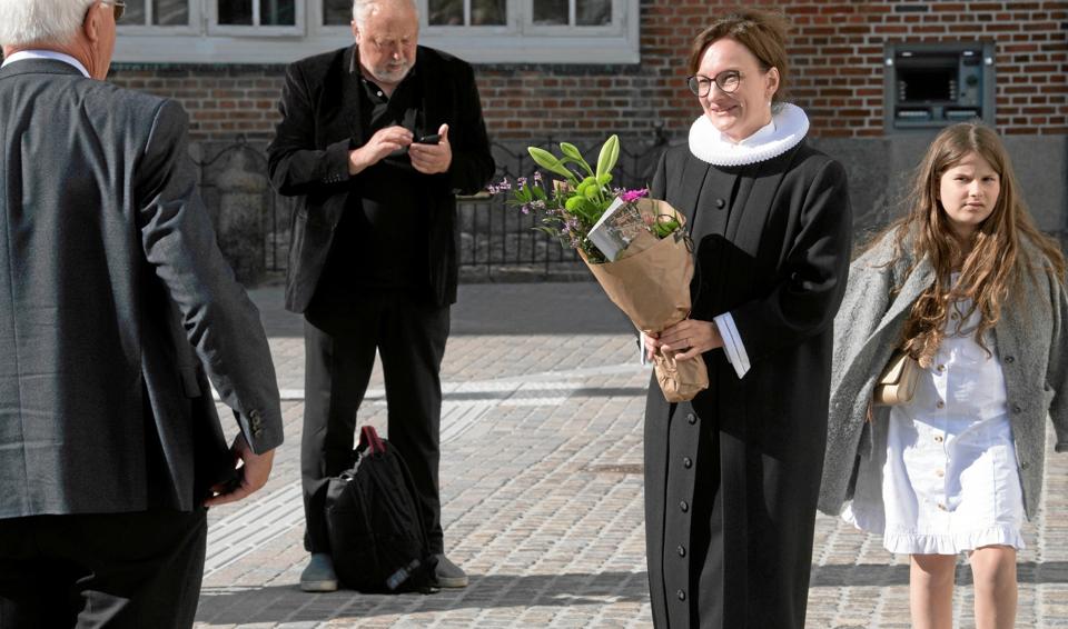 Marielouise Mærkedahl modtog lykønskninger efter ordinationen i Aalborg Domkirke Budolfi 28. maj. Foto: Lars Horn/Baghuset