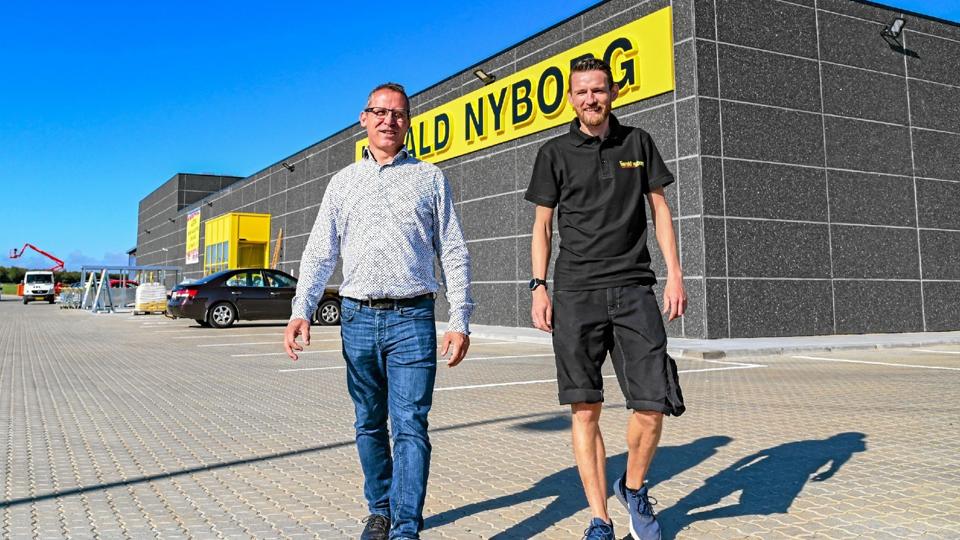 Fredag åbnes den 37. Harald Nyborg-butik i Thisted. Ny leder er Jan Amby (th), her sammen med distriktchef Niels Christian Jensen. Foto: Ole Iversen