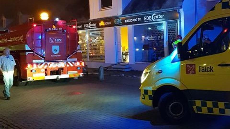Nordjyllands Beredskab og en ambulance ved brandstedet i Fjerritslev. Foto: Morten Hedegaard