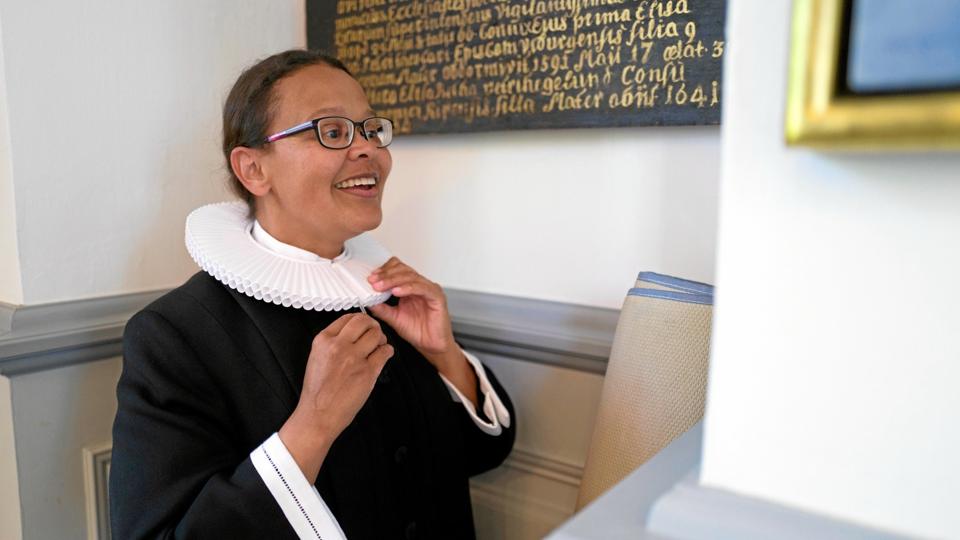Maja Cilleborg er tiltrådt som ny sognepræst i Boddum, Ydby og Heltborg. Her ses hun i forbindelse med ordinationen i Aalborg Domkirke Budolfi 28. maj. Foto: Lars Horn/Baghuset