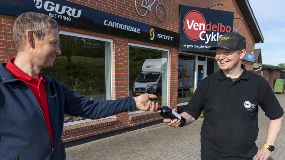 Cykelhandler Jens Peter Palmblad får en flaske vin, og henvendelsen har fået ham til at tænke lidt mere på drikkevandet i området <i>Foto: Henrik Bo</i>