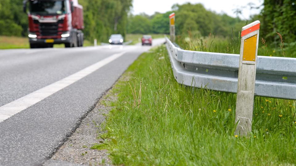 Aalborgvej, der passerer Østerild og fortsætter gennem klitplantagen til Vesløs Huse, har i sommer fået autoværn på den strækning for at gøre vejen klar til en hastighedsgrænse på 90 km/t. Men gør det vejen mere sikker, eller udsætter det i virkeligheden trafikanter for større fare i tilfælde af uheld? Det mener en pensioneret betjent og tidligere lokalformand for Rådet for Større Færdselssikkerhed. <i>Bo Lehm</i>