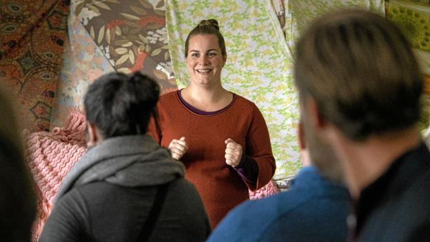 Hjørdis (Lise Baastrup) går til jobbet som skoleleder for lilleskolen med én ansat med forventelig kluntet nidkærhed. Foto: Foto: Per Arnesen/TV 2 <i>Foto: Per Arnesen/TV 2</i>