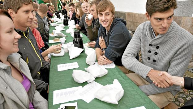 Aalborgs 50 første medicinstuderende hilser på hinanden ved morgenbordet på Gammeltorv 1. september 2010. Arkivfoto: Claus Søndberg <i>Pressefotograf Claus Søndberg</i>