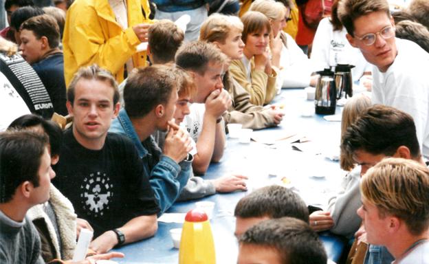 Studentersamfundet har sørget for kaffe og rundstykker på Badehusvej 1. september 1995. Arkivfoto: Søren Schnoor