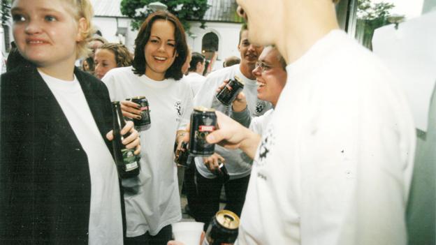 Tutorerne hygger sig og får (mindst) en øl på Gammeltorv 1. september 1998. Arkivfoto: Michael Koch