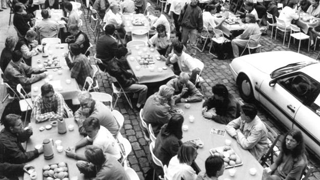 Den 1. september 1993 starter de nye studerende med morgenmad i gården på Badehusvej. Arkivfoto: Jens Morten