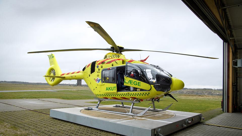 Den nordjyske lægehelikopter lander og letter foreløbig fra en midlertidig base ved Aalborg Lufthavn. Når en ny base er klar i 2021, bliver Saltum hjemsted for helikopteren. Foto: Bo Lehm <i>Bo Lehm</i>