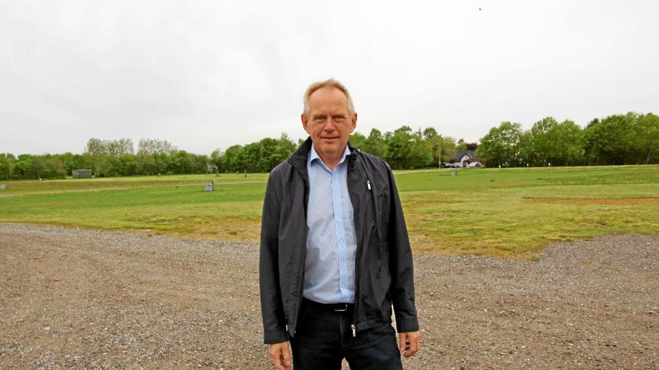 Formanden for Hjallerup Marked, Keld V. Nielsen kigger her ud over den tomme markedsplads. Foto: Jørgen Ingvardsen