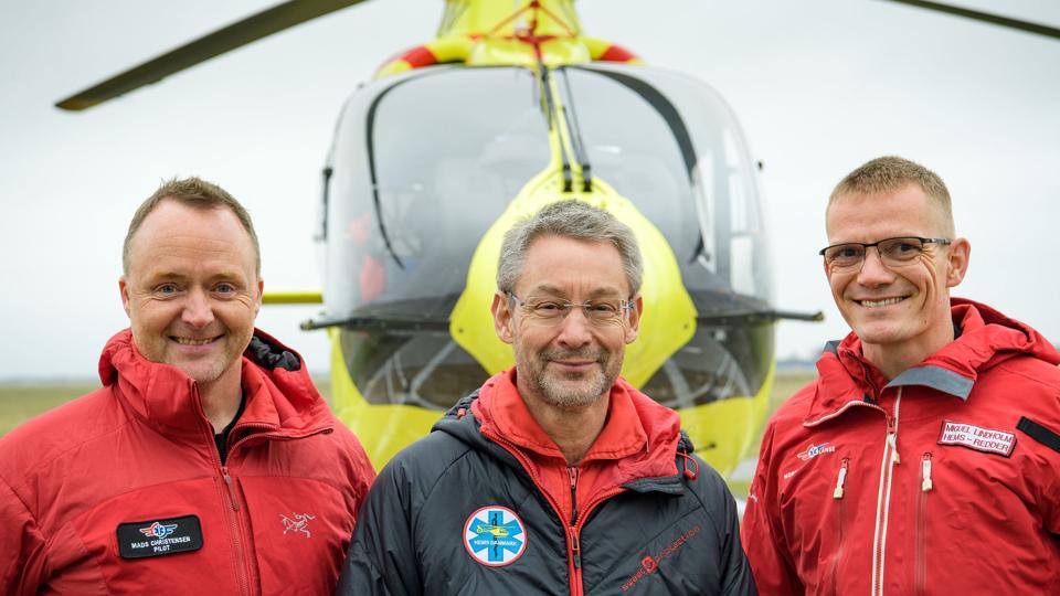 Vagtholdet, da NORDJYSKE besøgte den midlertidige base for den nordjyske lægehelikopter: Fra venstre Mads Lee Christensen, læge Lars Lawrence og HCM-redder Miguel Lindholm. Foto: Bo Lehm <i>Bo Lehm</i>