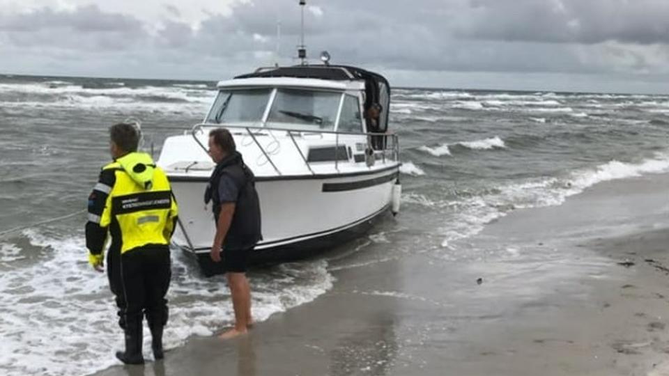 Motorbåden 'Nimbus' drev helt op på stranden syd for Hou. Foto: Sæby Redningsstation