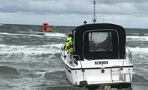 Den kraftfulde redningsbåd FRB 11 fik trukket 'Nimbus' fri. Foto: Sæby Redningsstation