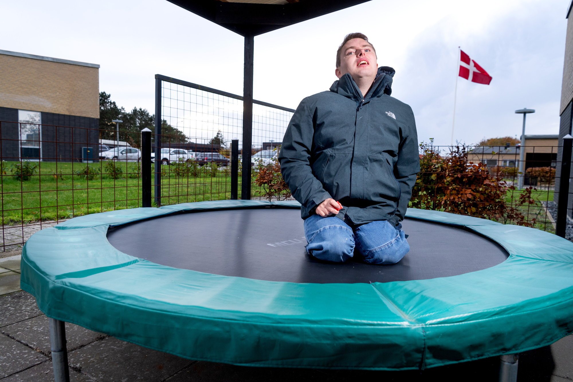 Rasmus vil bruge sin trampolin i blæsevejr: Skal betale 100.000 kroner først