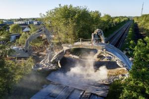 Se video og billeder: Jernbanebro i Aalborg blev revet ned