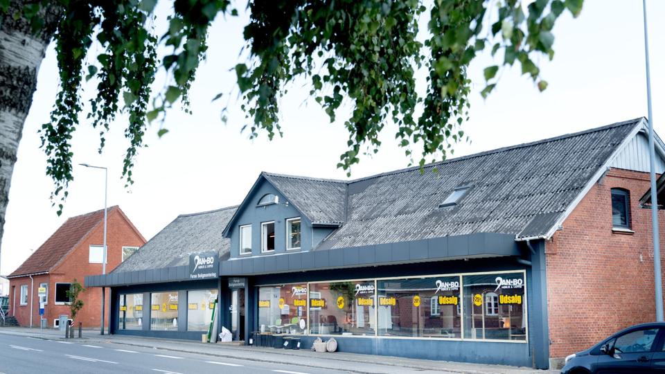 Når der ikke er harmoni mellem den nye kommuneplan og den gamle lokalplan i spørgsmålet om dagligvarebutikker i den nordlige ende af Farsø, betyder det, at der opstår der ballade, når der bliver søgt om dagligvarebutikker i området. Seneste ansøgning er fra indehaverne af denne møbelbutik, som spørger om butikken vil kunne omdannes til dagligvarebutik.
