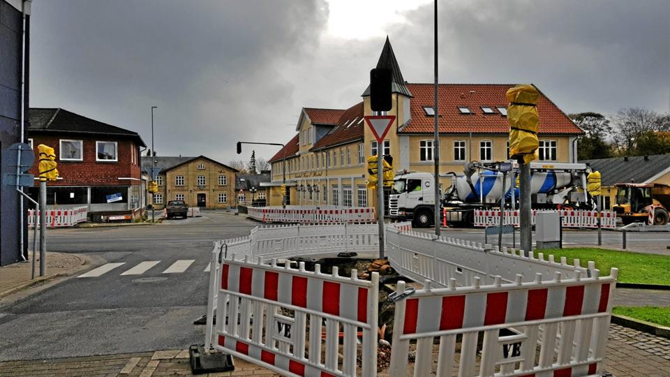 Der ligger rør og ledninger i mange lag, når man graver en vej op. Således skal entreprenørerne nogle steder ned i 3,5 meters dybde i Sindal for at komme til de gamle kloakrør. Først når de er skiftet, kan arbejdet med fjernvarmerørene begynde.