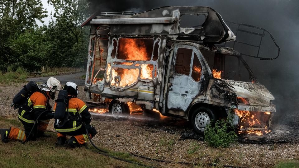 En autocamper i Tårs gik op i flammer torsdag eftermiddag. Dette foto er dog fra en anden autocamper-brand på Mors i 2018. Arkivfoto: Bo Lehm <i>Bo Lehm</i>