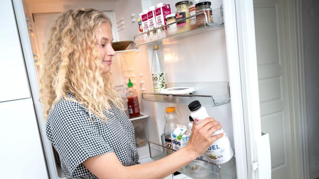 Simone Jespersens køleskab er fyldt med veganske produkter lige fra smør til mælk og plantekød. Foto: Claus Søndberg