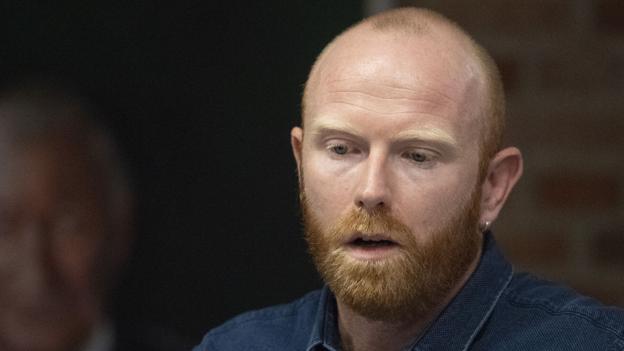 Debatten viste hurtigt, at Venstre og Konservative kun havde deres egne i alt 13 stemmer bag ændringsforslaget. DF og Nye Borgerlige, hver med en stemme, støttede ikke ændringsforslaget, så Joachim Plaetner Kjeldsen, Alternativet, leverede den 14. og afgørende stemme. <i>Arkivfoto: Peter Mørk</i>