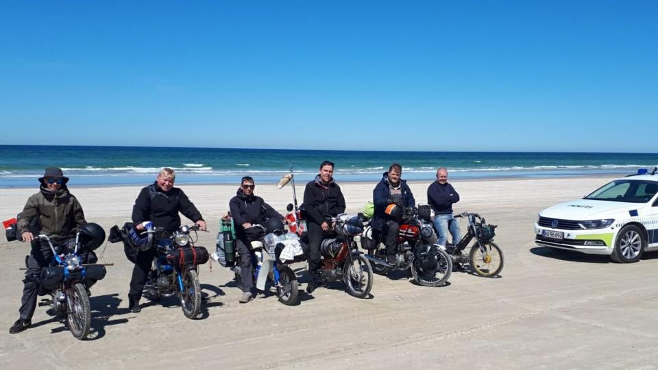 Politipatruljen mødte disse gæve knallertgutter på stranden i Blokhus. Og så var det tid til et fællesfoto. Foto: Nordjyllands Politi
