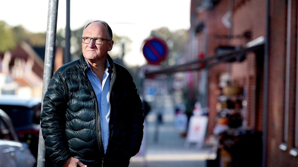 Vinhandler Evan Bisgaard efterlyser - og har gjort det i mange år - en direkte dialog med den kommunale forvaltning om, hvordan Støvring midtby kan gøres attraktiv for de handlende, specielt Jernbanegade, der rummer de fleste butikker.