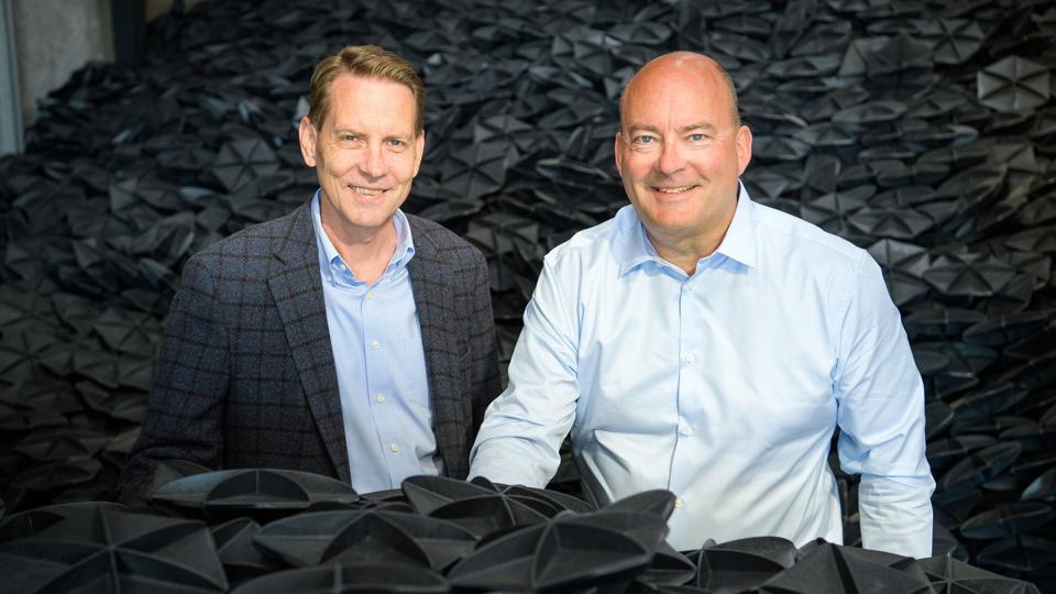 Direktør Søren Madsen Hexa-Cover A/S og direktør Ole Petersen, Kellpo A/S, kører parløb når det gælder produktion og salg af de sorte, sekskantede brikker støbt i genbrugsplast. Brikkerne opfylder flere formål. Foto: Bo Lehm