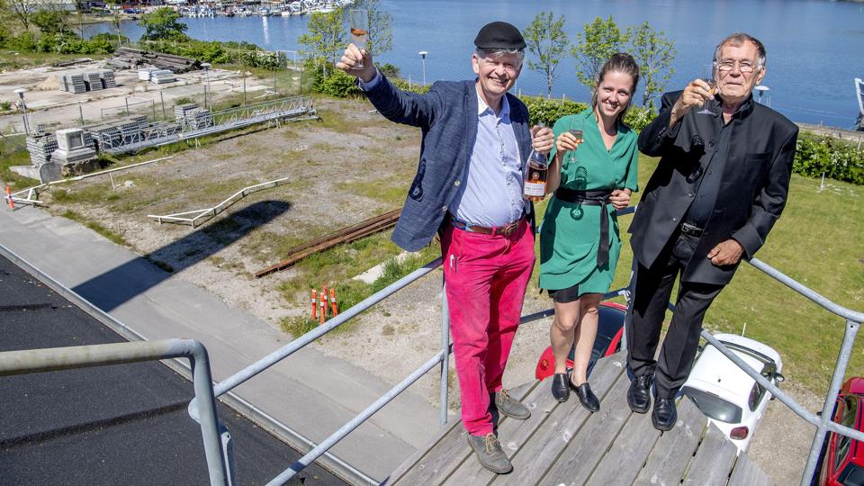 Bygherre Jørgen Bak Rasmussen, byplanlægger Marianne Rønnow og arkitekt Jan Gehl skåler på Ny Blaakilde. Foto: Lars Pauli <i>Foto: Lars Pauli</i>