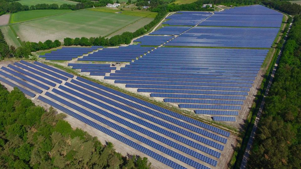 Flere steder i Rebild Kommune er lodsejere interesserede i at etablere større solcelleanlæg, her en stor solcellepark på Læsø. Arkivfoto
