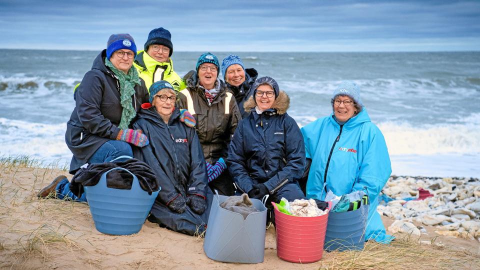 Seks helårsbadere fra Hanstholm bidrog i oktober sidste år til, at et syvende medlem, Berit Skaalum Konge (nummer to fra højre) slap fra det med livet i behold, da hun faldt om i vandet. Arkivfoto: Bo Lehm