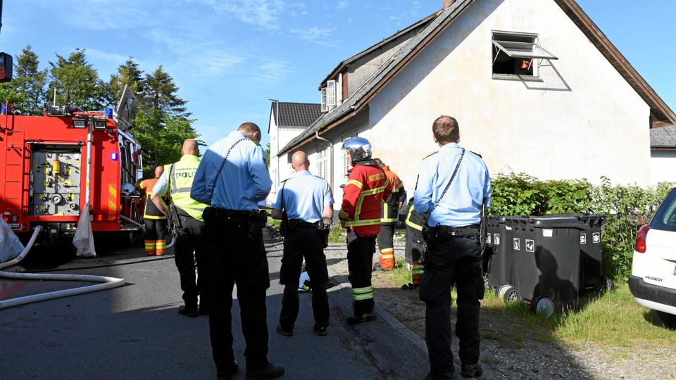 Det er branden i dette hus på Gunderstedvej i Gundersted mellem Sars og Løgstør, at politiet mistænker to anholdte for at stå bag. Foto: Jan Pedersen