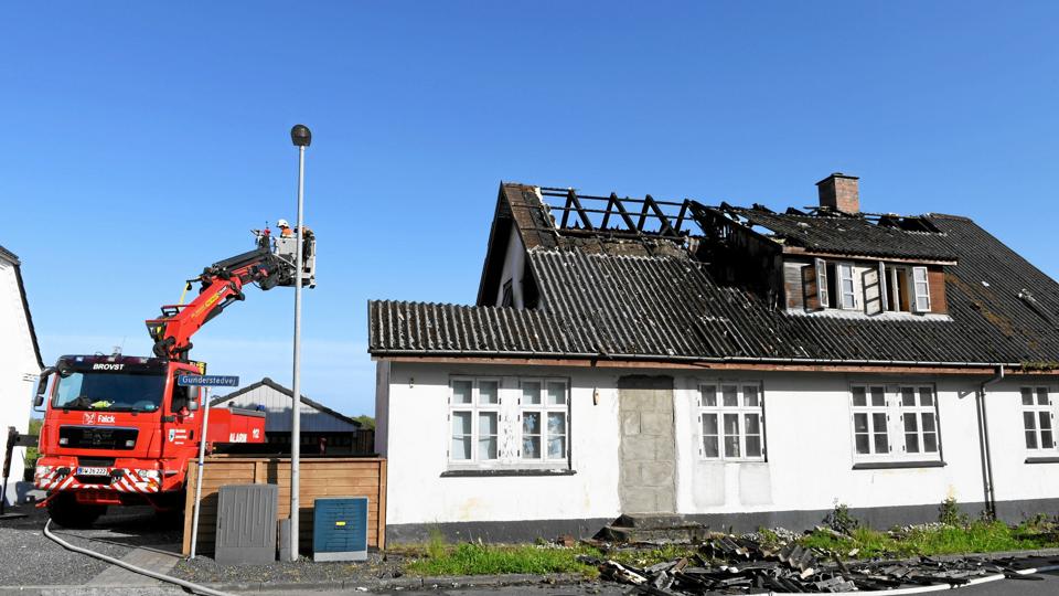 Branden i huset på Gunderstedvej mellem Løgstør og Aars optager fortsat Nordjyllands Beredskab. Foto: Jan Pedersen