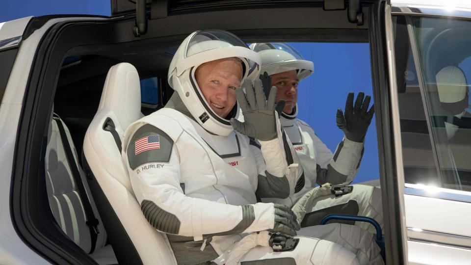 Det er astronauterne Douglas Hurley (t.v.) og Robert Behnken, der onsdag flyver mod den internationale rumstation i en Falcon 9-raket bygget af SpaceX. Foto: BILL INGALLS/Ritzau Scanpix <i>Ritzau Scanpix</i>