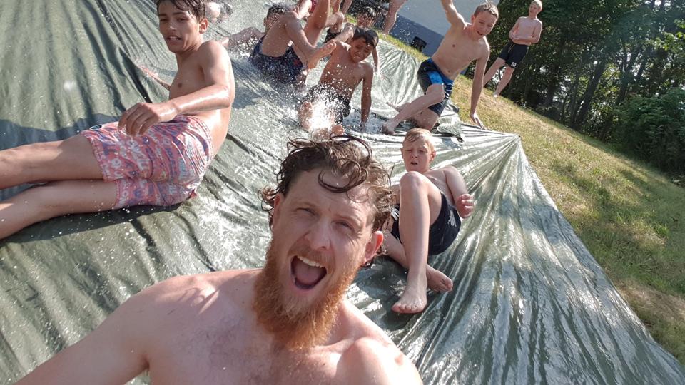 Glade børn på feriekoloni i Tversted sidste sommer. De skal også nok komme afsted i år, men der kommer en efterregning for Børnenes Kontor. Privatfoto