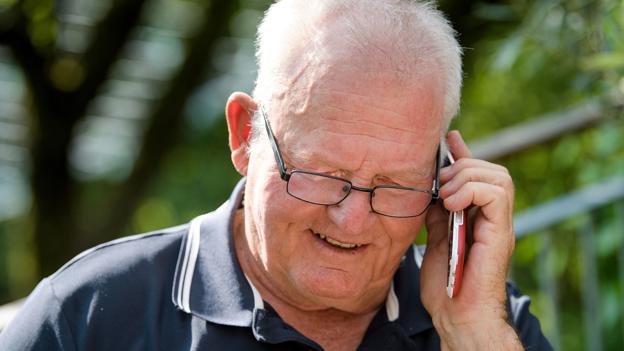 80-årige John Andersen har en mobiltelefon, men han bruger den kun til at ringe og sende sms'er. Foto: Bo Lehm <i>Bo Lehm</i>