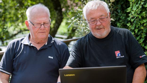 Karl Christensen (til højre) hjælper sin gamle ven, John Andersen, med moderne teknologi. Foto: Bo Lehm <i>Bo Lehm</i>