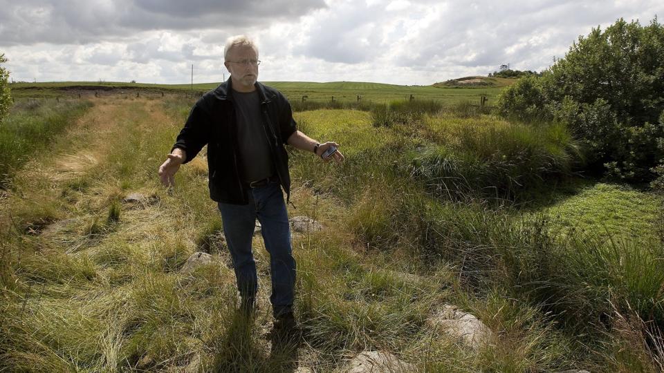 Et tilfældigt fund og en hurtig indgriben reddede det specielle skelet fra glemslen af en ung gårdskarl. Og førte til et ganske specielt partnerskab gennem 60 år. Her ser forskningschef Bjarne Nielsen sig om i Rævemosen ved Aars, der også har givet mange hemmeligheder fra sig. Mest kendt Gundestrupkarret. Arkivfoto: Grethe Dahl <i>Pressefotograf Grete Dahl</i>
