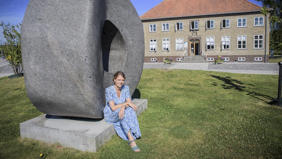 Anne Velling foran sit nye arbejdssted, rådhuset i Hobro. Hun har allerede fået indtryk af en dejlig kommune, der har meget at byde på. Foto: Martin Damgård