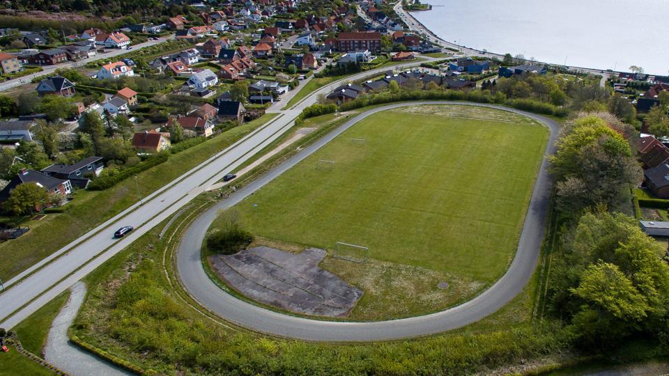 Nu er det afgjort. Det gamle Landlyst stadion skal udnyttes til en kombination af boliger og grønt område, men hvordan det skal realiseres er noget, der nu skal tages stilling til.Foto: Bo Lehm