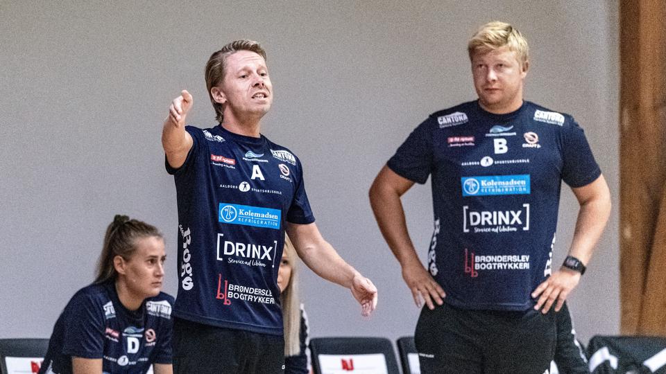 Thomas Kjær (th.) har overtaget jobbet som cheftræner fra Kent Ballegaard (tv.) i Vendsyssel Håndbold. Arkivfoto: Torben Hansen