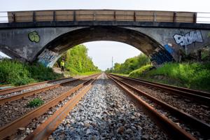 Bro over jernbane skal rives ned: Den er for lav til de nye tog