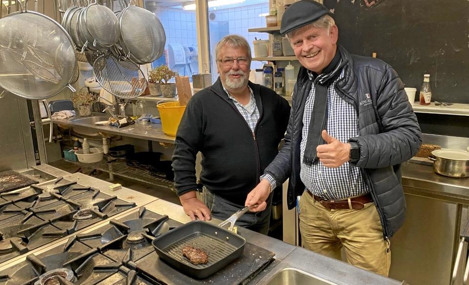 Den gamle og den nye kroejer er gået i køkkenet. Til venstre Bent Klit, til højre Jørgen Bak Rasmussen. Foto: Mediehuset Wiegaarden