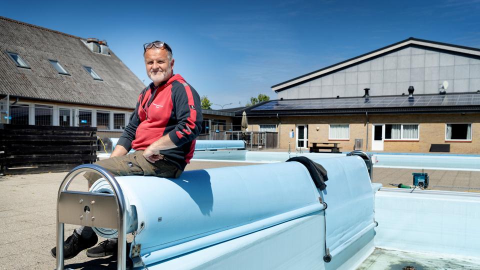 Der er ekstra plads til at tænke spædende tanker ved Aalestrups friluftsbad, nu det er coronalukket sommeren over. Det har idrætscenterets bestyrelse og halinspektør Søren Bruun Sørensen gjort og sendt planer til byrådet. Foto: Torben Hansen