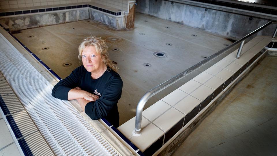 Centerleder Pia Bjerregaard trøster sig i nedlukningsperioden med, at terapibassinet får udskiftet den utætte bundfolie, og at der bliver lagt nyt gulv i hele svømmehallen. Foto: Torben Hansen
