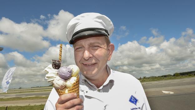 Ejeren af Ryå Is i Aabybro, Niels Henrik Lindhardt, og de ansatte er klar til at servere gammeldags isvafler i påsken, selv om det bliver i skyggen af Corona-krisen. Arkivfoto: Grethe Dahl