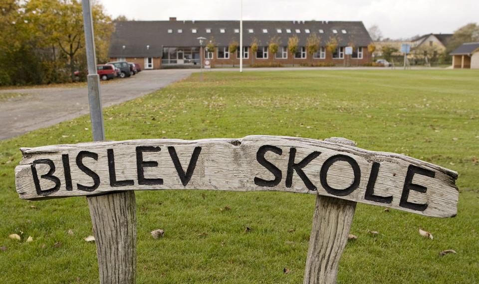 Aalborg Kommune har mange små skoler som denne i Bislev, og de er med til gøre den gennemsnitlige udgift pr. elev ret høj. <i>Arkivfoto: Martin Damgård</i>