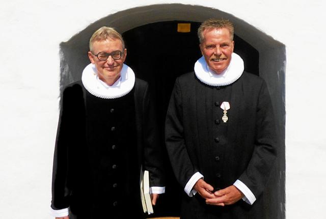 Sognepræst Peter Grove, til venstre, sammen med provst Carsten Bøgh Pedersen inden indsættelsen i Skelund kirke. Foto: Ejlif Rasmussen
